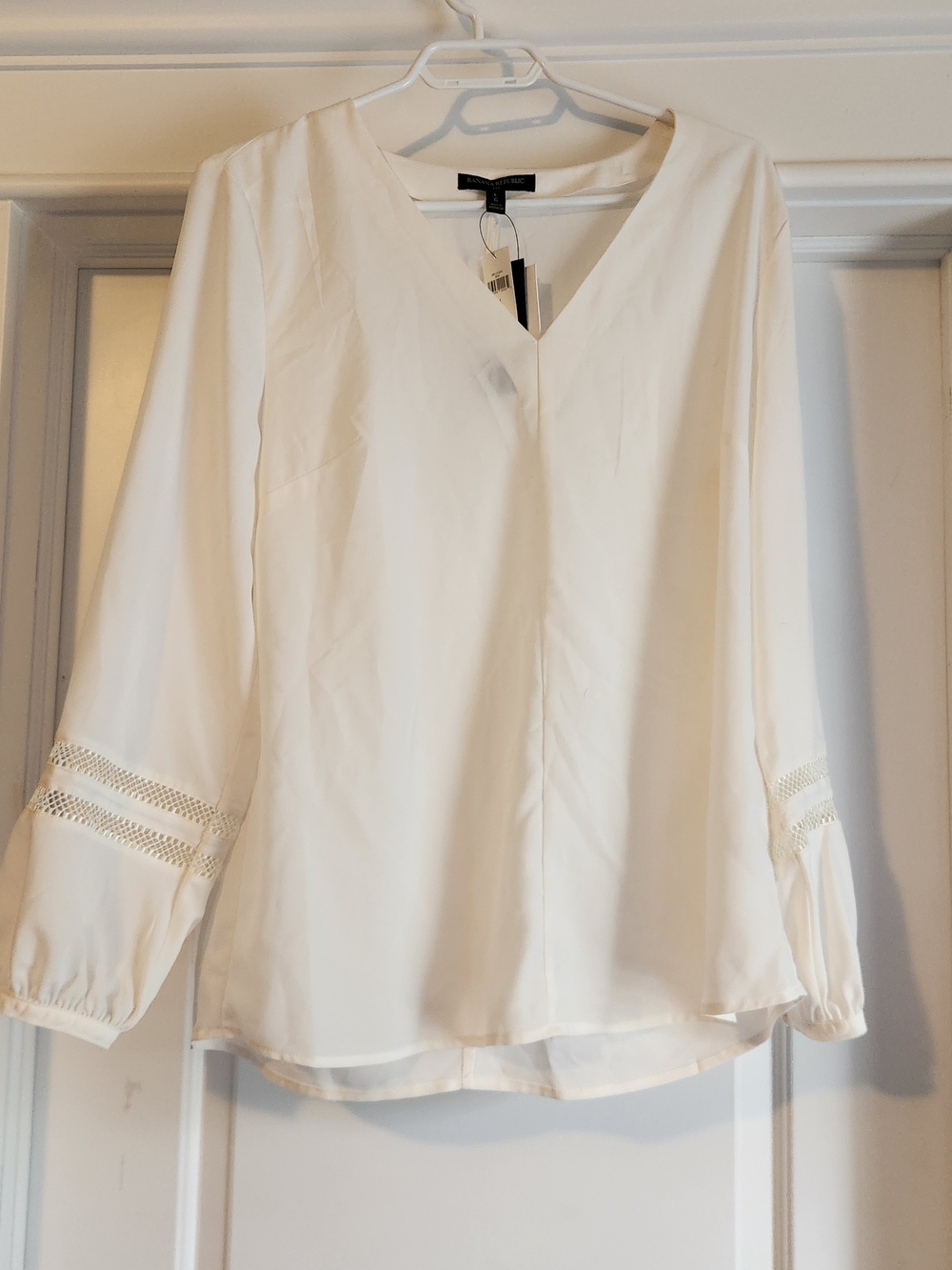 Banana Republic Cream V-Neck Long Sleeve Blouse NWT